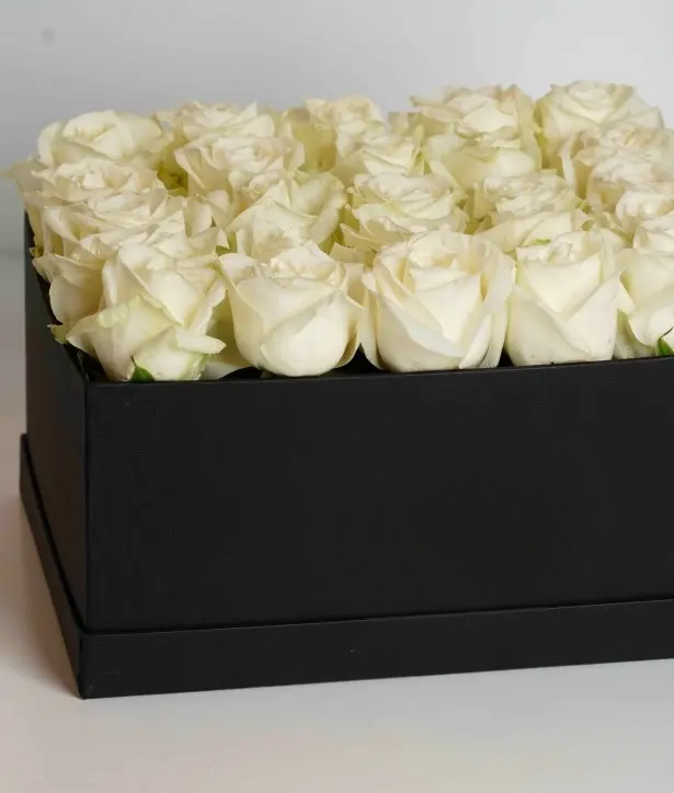 The White Box | 25 Roses | MEDIUM
