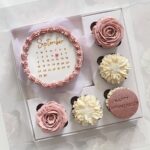 Surprise your loved one with a delightful assortment featuring a calendar-designed bento cake, accompanied by a box of five regular-sized cupcakes. At checkout, choose your preferred flavor: classic vanilla or  chocolate