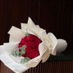 Gift your loved ones a stunning bouquet of 20 red roses, elegantly wrapped in ivory. A timeless gesture of love and affection, beautifully presented to brighten their day