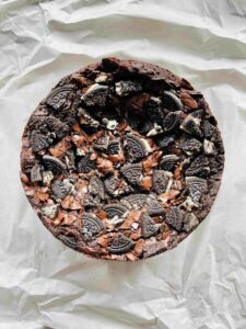 Fudge cake layered with melted chocolate and Oreos, measuring 7 inches in diameter and 3-4 inches in height.