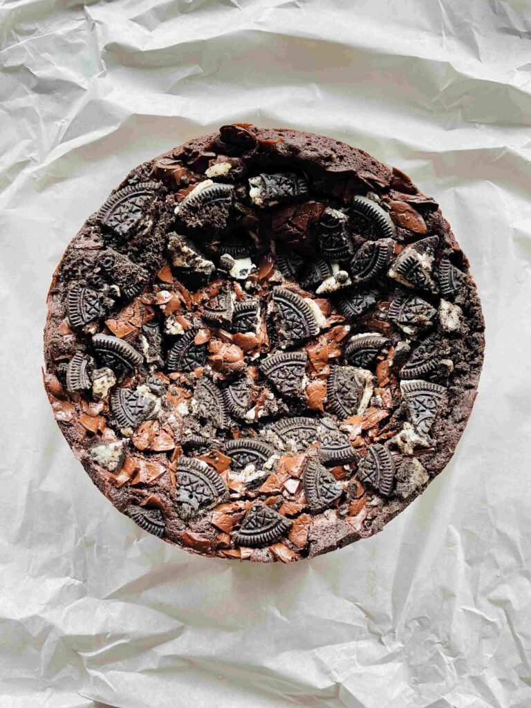 Fudge cake layered with melted chocolate and Oreos, measuring 7 inches in diameter and 3-4 inches in height.