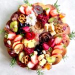 The pancake wreath is a showstopper—not just a feast for the eyes but a love letter to your taste buds! Featuring 15 golden, fluffy pancakes, fresh fruits, peanut butter, chocolate dip, honey, butter squares, and your choice of chicken or beef with mozzarella cheese, every bite is pure indulgence.