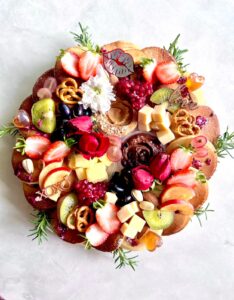 The Pancake Wreath is a showstopper—not just a feast for the eyes but a love letter to your taste buds! Featuring 15 golden, fluffy pancakes, fresh fruits, peanut butter, chocolate dip, honey, butter squares, and your choice of chicken or beef with mozzarella cheese, every bite is pure indulgence.