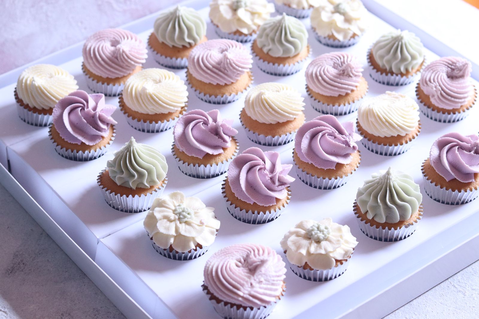 20 Mini Vanilla Cupcakes